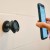 FIDLOCK_VACUUM_wall-base_Befestigung-Schritt-10-Handy-abgenommen_1920x1920.jpg