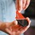 FIDLOCK_VACUUM_wall-base_Befestigung-Schritt-1-Entfernung-des-Klebers_1920x1920.jpg