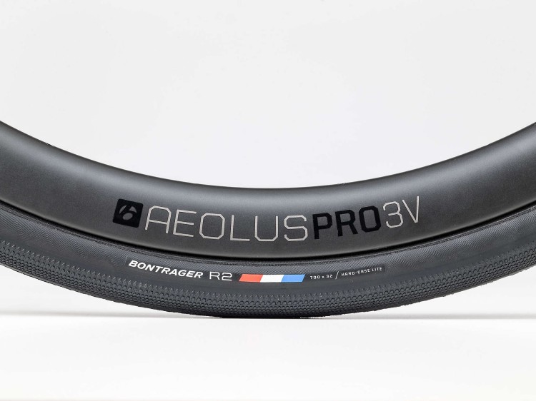 Opona BONTRAGER R2  Hard-case lite 700x32c-16583