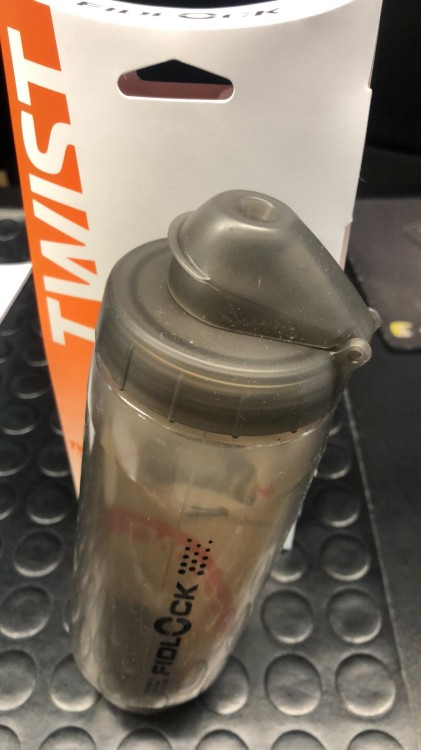 Bidon z uchwytem rower FIDLOCK ustnik 590ml-19719