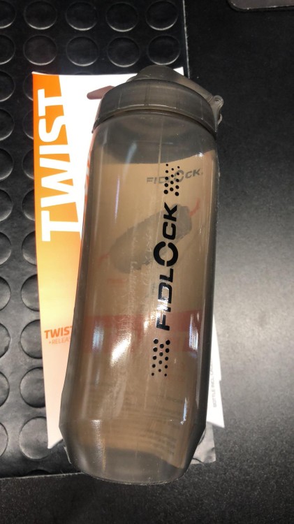 Bidon z uchwytem rower FIDLOCK ustnik 590ml-19720