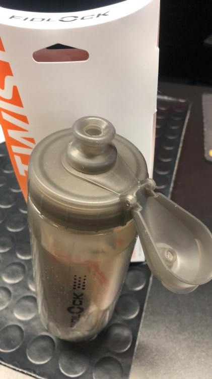 Bidon z uchwytem rower FIDLOCK ustnik 590ml-19724