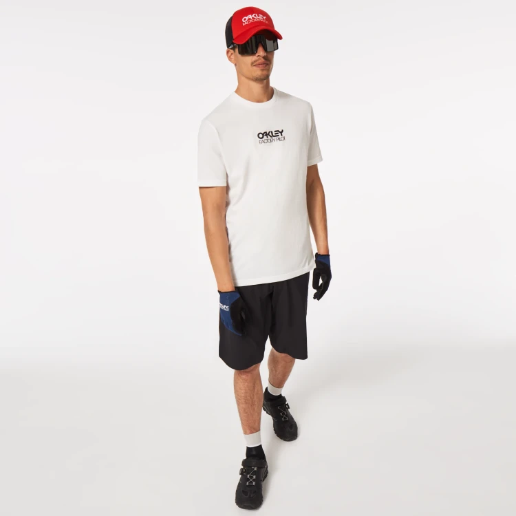 193517098704_everyday-factory-pilot-tee_white_alternate_d05.webp