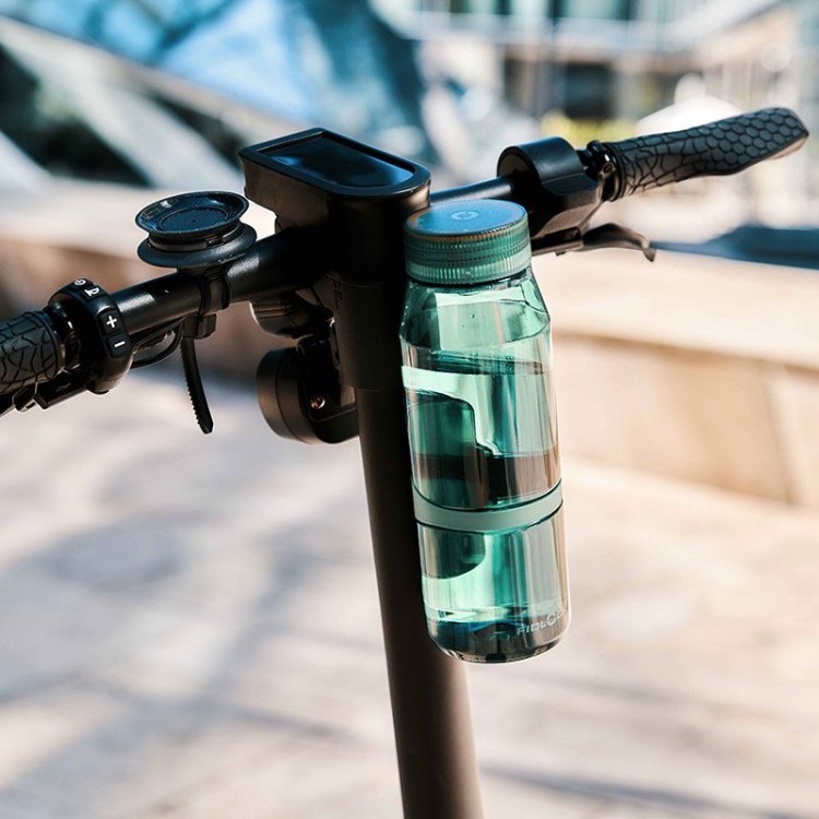 FIDLOCK-Webseite-TWIST-bottle-700-life-grün-mit-bike-base-am-E-scooter_800x800.jpg