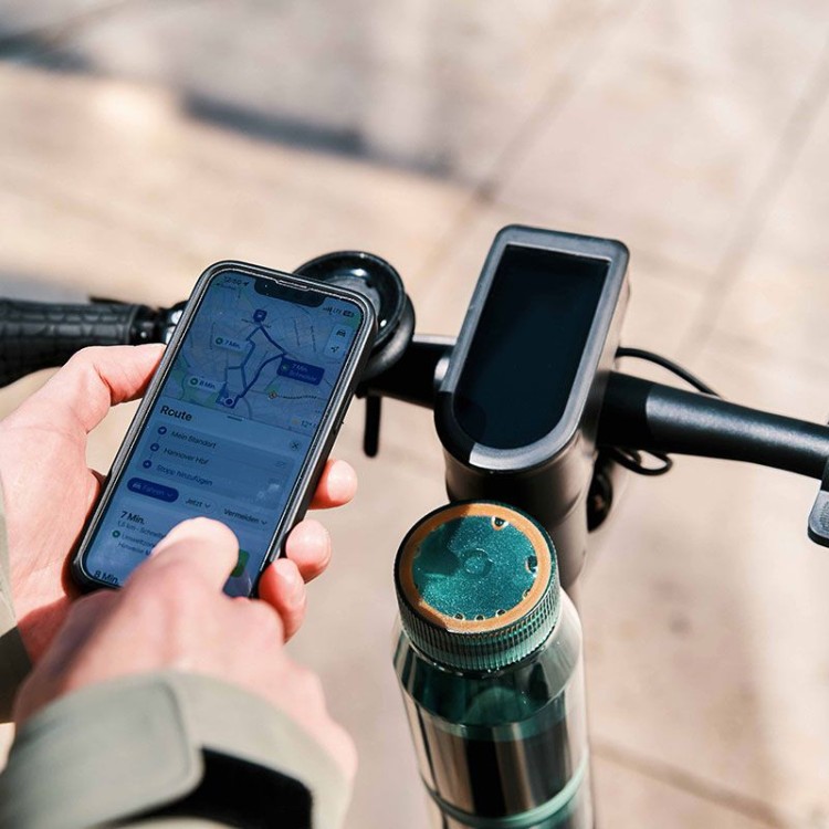 FIDLOCK-Webseite-TWIST-bottle-700-life-grün-mit-bike-base-am-E-scooter-Deckel_800x800.jpg