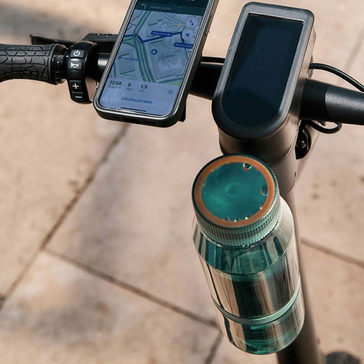 FIDLOCK-Webseite-TWIST-bottle-700-life-grün-mit-bike-base-am-E-scooter-und-Handy_800x800.jpg