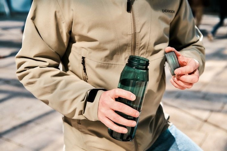 TWIST-bottle_700_life_CGR_outdoor04_800x800.jpg