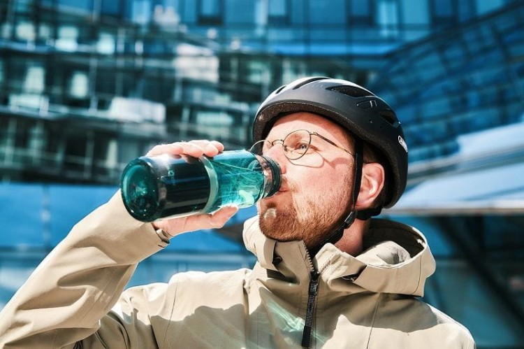 TWIST-bottle_700_life_CGR_outdoor05_800x800.jpg
