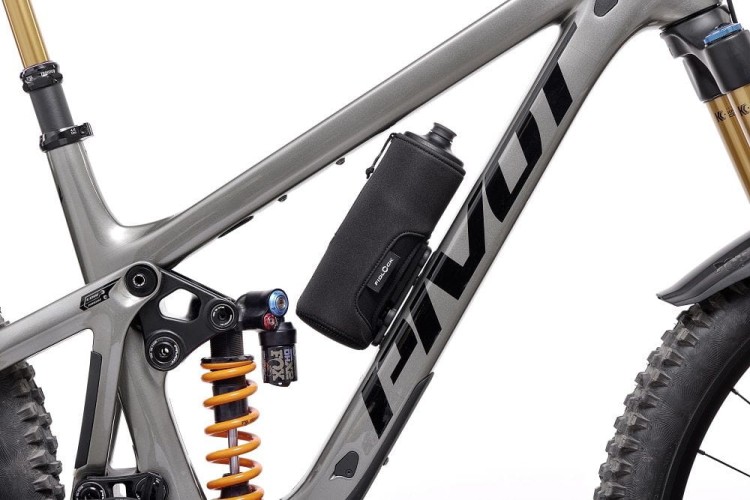 09713 (BLK)_TWIST thermo sleeve for bottle 600_bike01_1920x1920.jpg