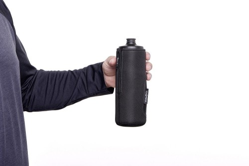 09713 (BLK)_TWIST thermo sleeve for bottle 600_handling02_1920x1920.jpg