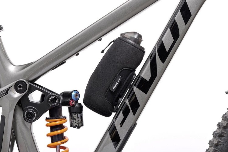 09712 (BLK)_TWIST thermo sleeve for bottle 590_bike01_1920x1920.jpg