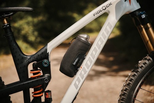 09712 (BLK)_TWIST thermo sleeve for bottle 590_outdoor01_1920x1920.jpg