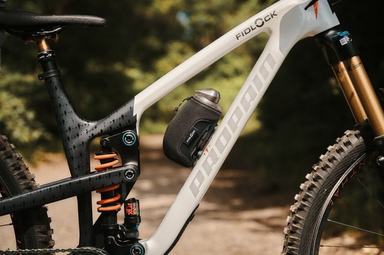 09711 (BLK)_TWIST thermo sleeve for bottle 450_outdoor01_1920x1920.jpg