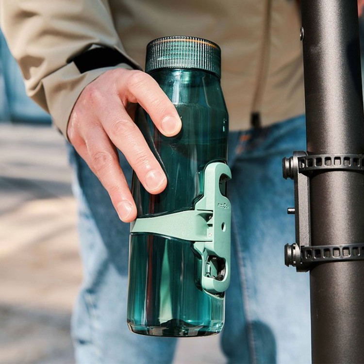 FIDLOCK-Webseite-TWIST-bottle-700-life-grün-mit-uni-base-am-E-Scooter_1920x1920.jpg