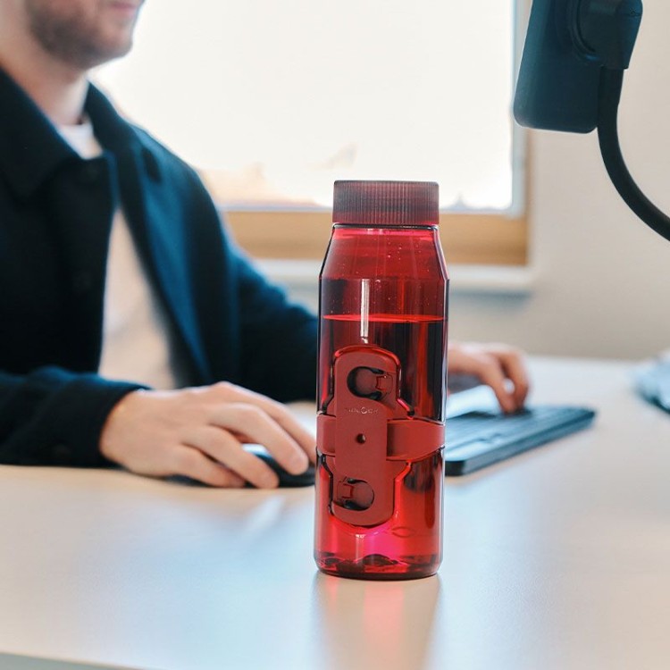 FIDLOCK-Webseite-TWIST-bottle-700-life-rot-auf-dem-Schreibtisch-connector_1920x1920.jpg