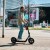 FIDLOCK-Webseite-TWIST-bottle-700-life-rot-mit-uni-base-am-E-Scooter-fahrend_1920x1920.jpg
