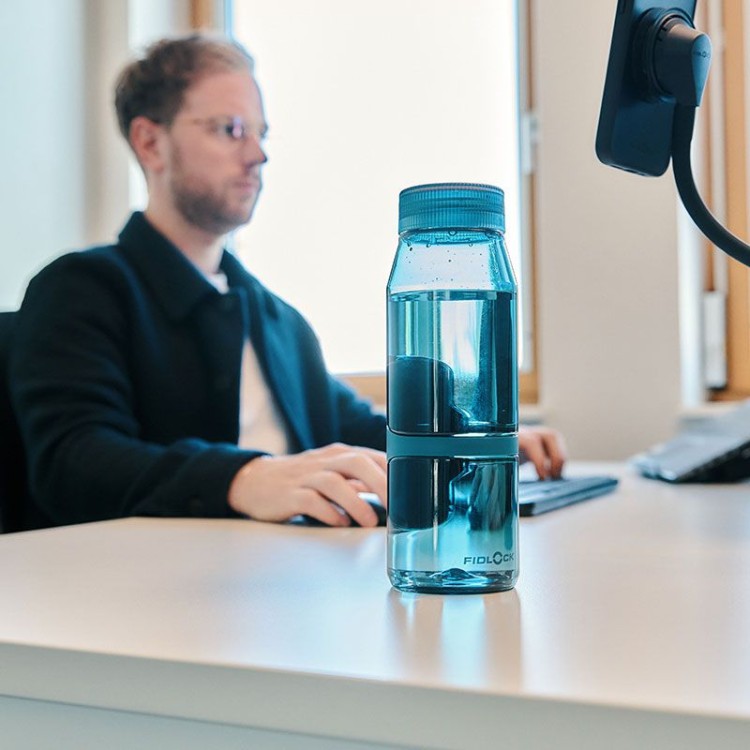 FIDLOCK-Webseite-TWIST-bottle-700-life-blau-stehend-auf-dem-Schreibtisch_1920x1920.jpg