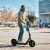 FIDLOCK-Webseite-TWIST-bottle-700-life-blau-mit-uni-base-am-E-Scooter-fahrend_1920x1920.jpg