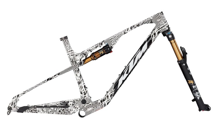 586002403-black-fork.jpg