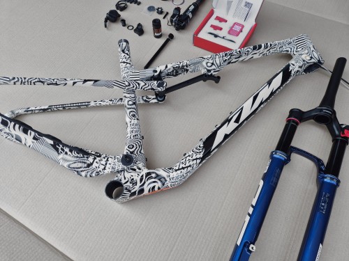KTM Scarp EVO3 biało czarny RockShox Flight Attendant 1