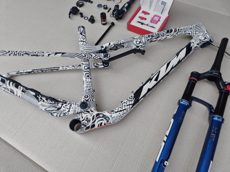 KTM Scarp EVO3 biało czarny RockShox Flight Attendant 1