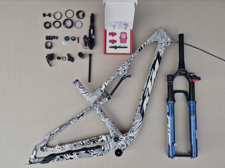 KTM Scarp EVO3 biało czarny RockShox Flight Attendant 2