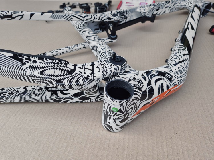 KTM Scarp EVO3 biało czarny RockShox Flight Attendant 6