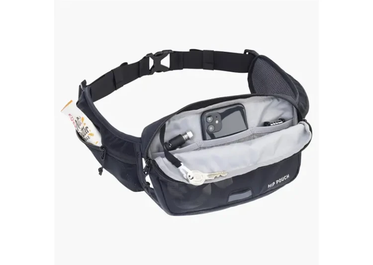 evoc-hip-pouch-1-2-239806-f-sk7-w780-h554_4.webp