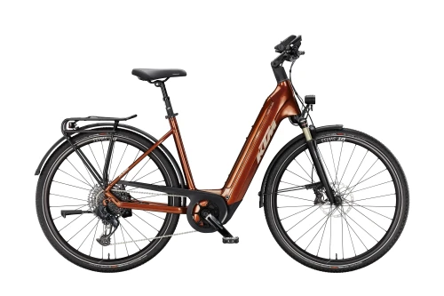 Rower elektryczny trekingowy KTM macina  na przerzutkach elektrycznych.